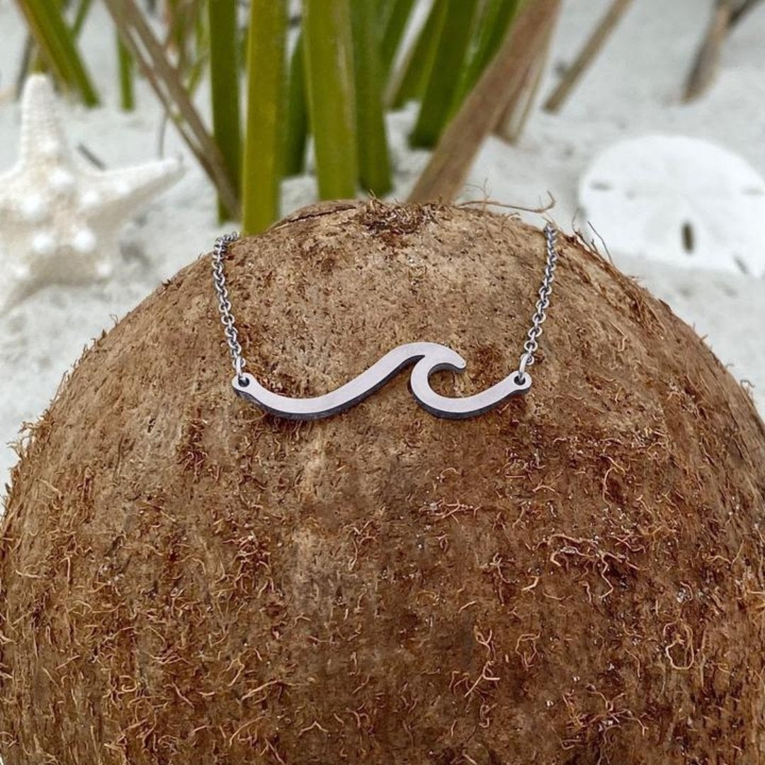 Elegante Halskette mit silbernem Meereswellen-Design