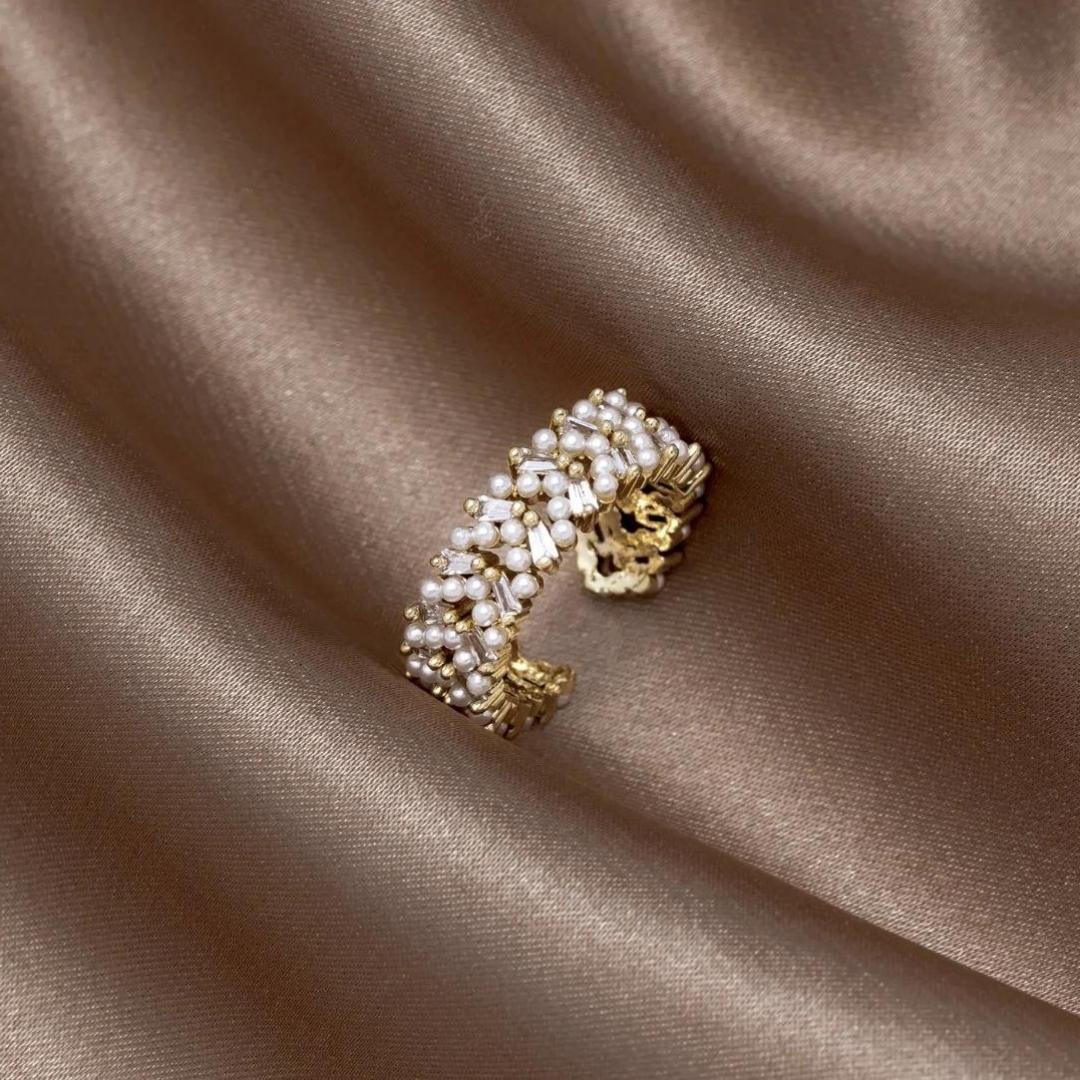 Eleganter verstellbarer Ring mit wunderschönen Perlen in edlem Gold