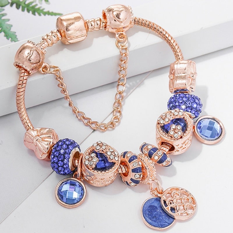 Elegantes Armband aus zartem Rosé-Gold mit funkelndem blauen Kristall