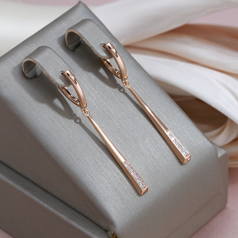 Stilvolle Ohrringe aus edlem hellgoldenem Holz