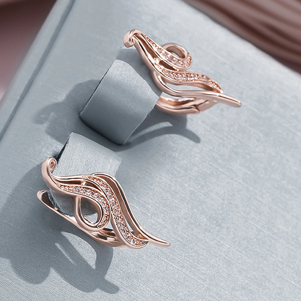 Faszinierende, glitzernde Goldohrringe im kreativen Spirit-Design