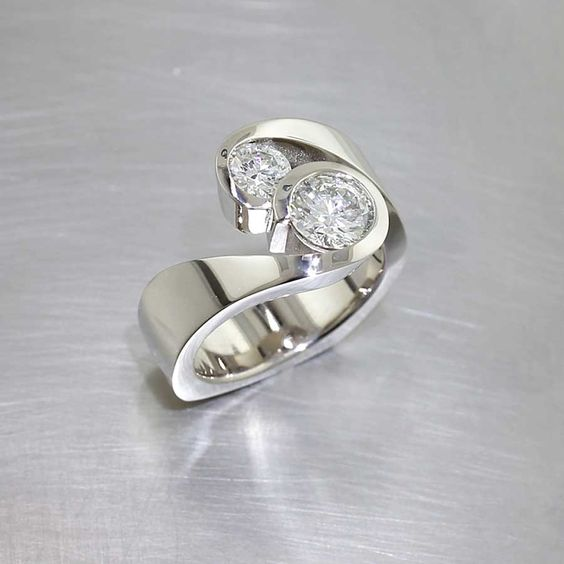 Eleganter Vintage-Ring mit funkelnden Zirkonia-Steinen
