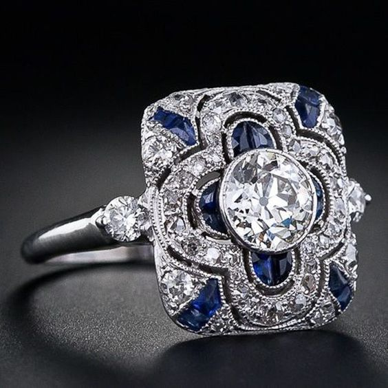 Eleganter Vintage-Silberring mit funkelndem blauem Zirkonia