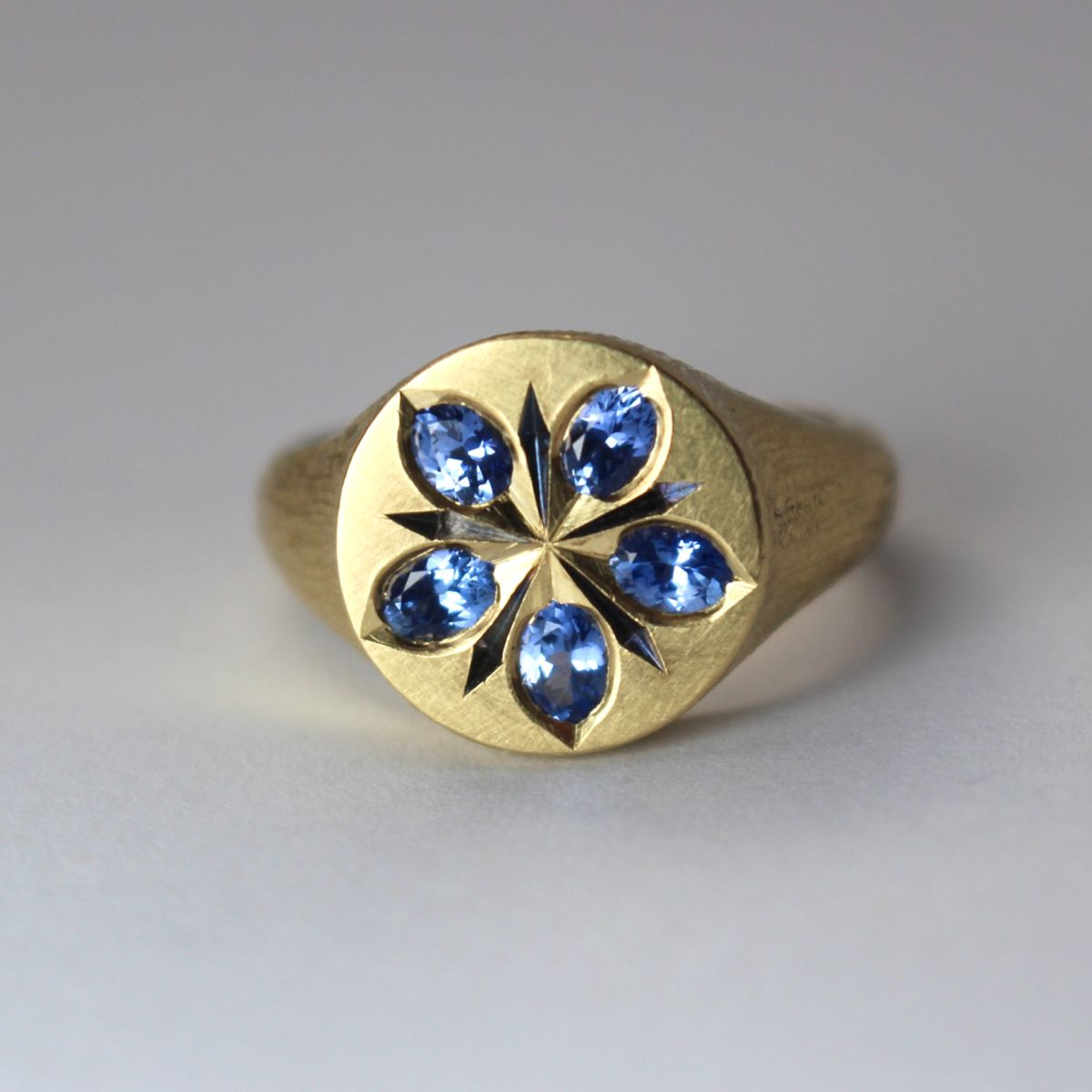 Vintage-Goldring mit strahlender blauer Kristallblüte