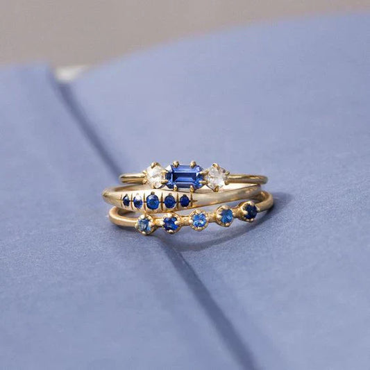 Eleganter geschichteter Ring mit funkelndem blauen Zirkon