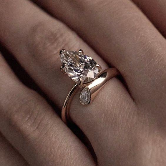 Eleganter Vintage-Ring in Gold mit offenem Wassertropfen und funkelnden Zirkonia