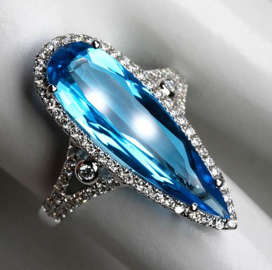 Eleganter ovaler Ring mit strahlendem blauen Kristall