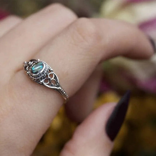 Filigraner Ring mit Regenbogen-Muschel-Motiv