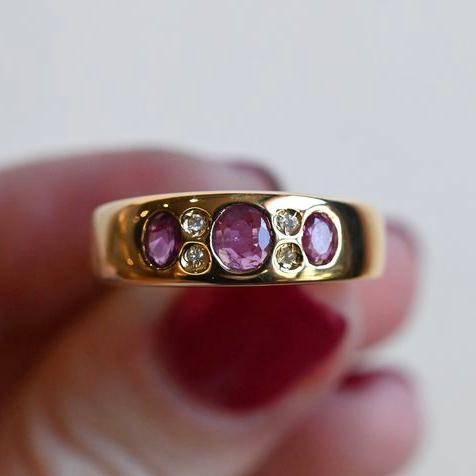 Eleganter Vintage-Goldring mit strahlendem rosa Kristall