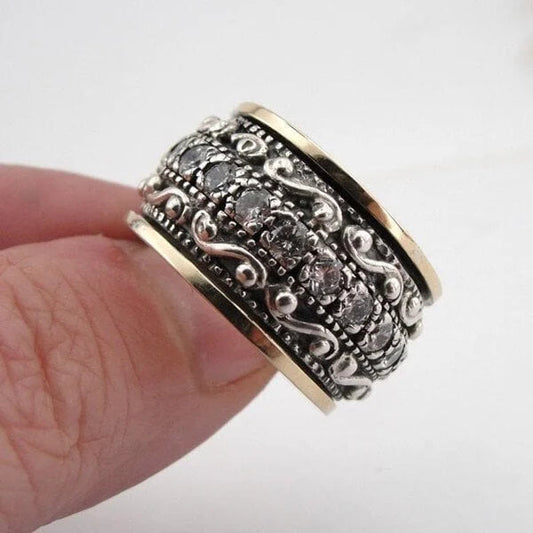 Eleganter Ring mit kunstvoll geschnitztem Edelstein