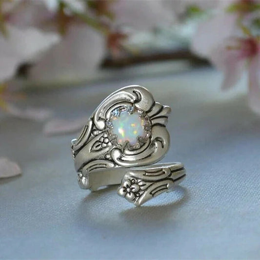 Eleganter verstellbarer Ring mit strahlendem weißen Opal-Löffel