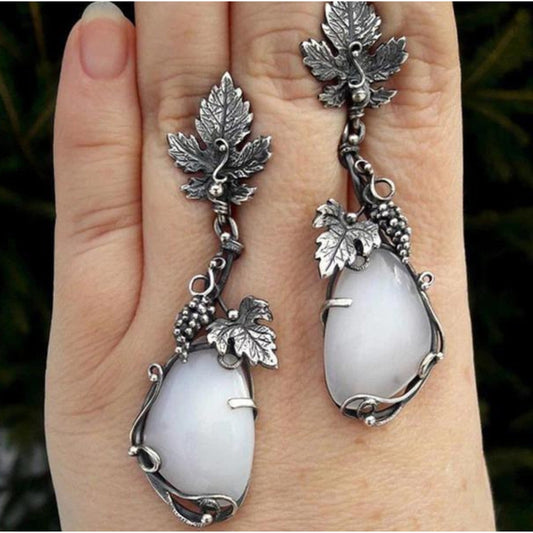 Elegante Boho-Blätter-Ohrringe aus Sterlingsilber mit funkelndem weißen Opal