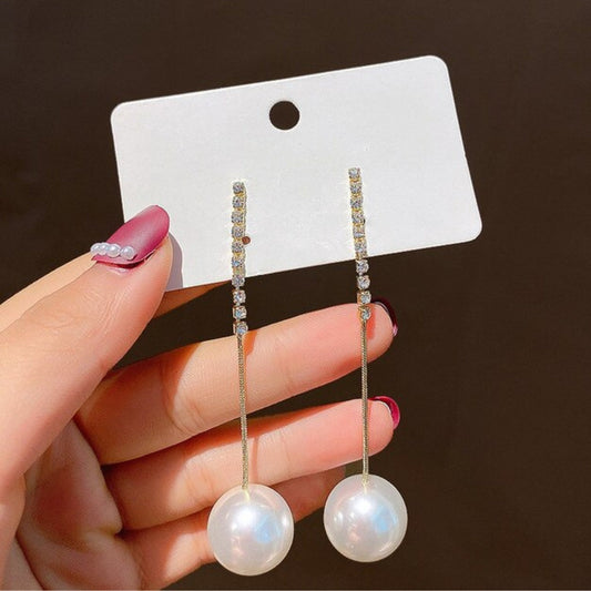 Elegante Goldohrringe mit funkelnden Zirkonia und Perlenanhängern