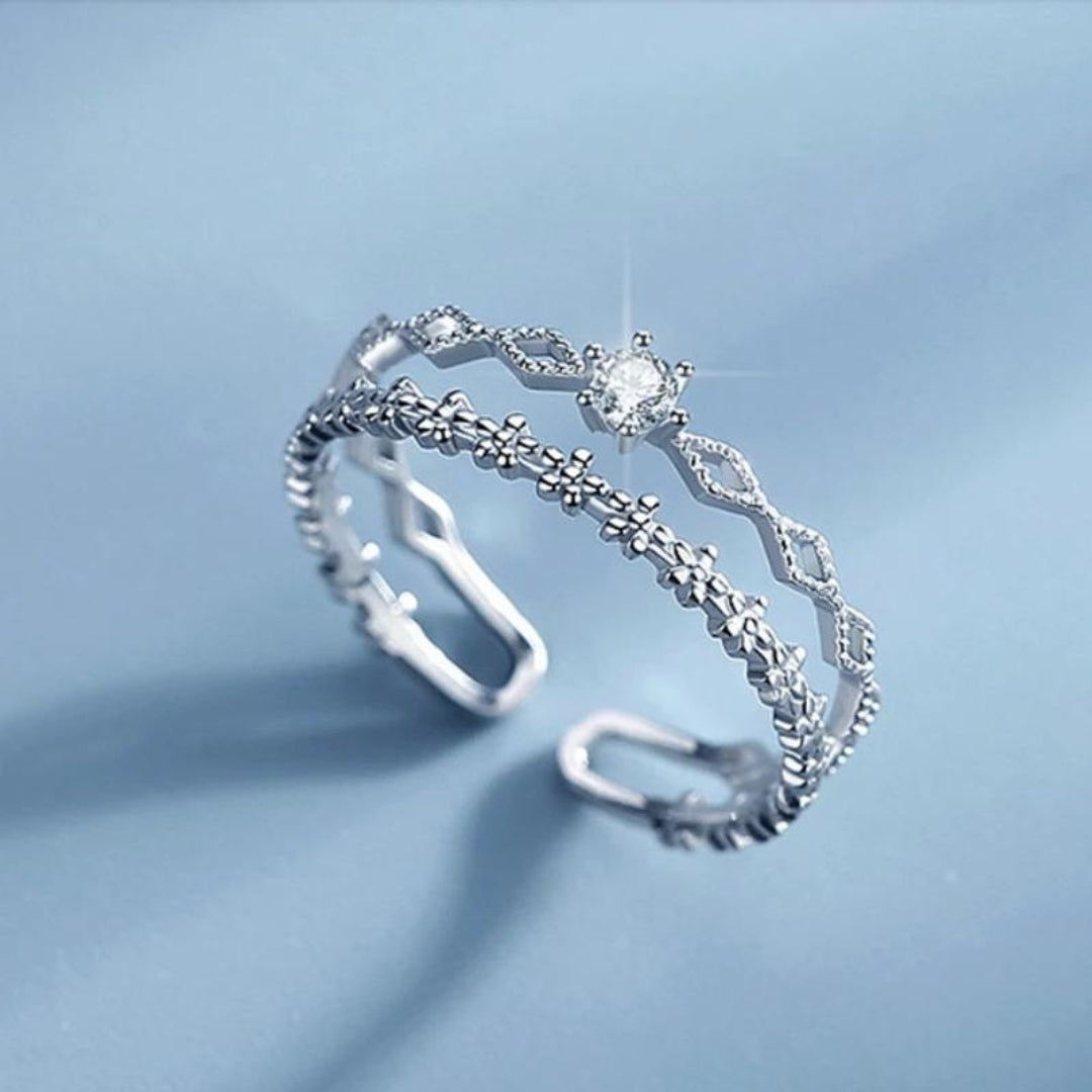 Eleganter verstellbarer Ring aus Sterlingsilber mit funkelnden Zirkonia-Steinen