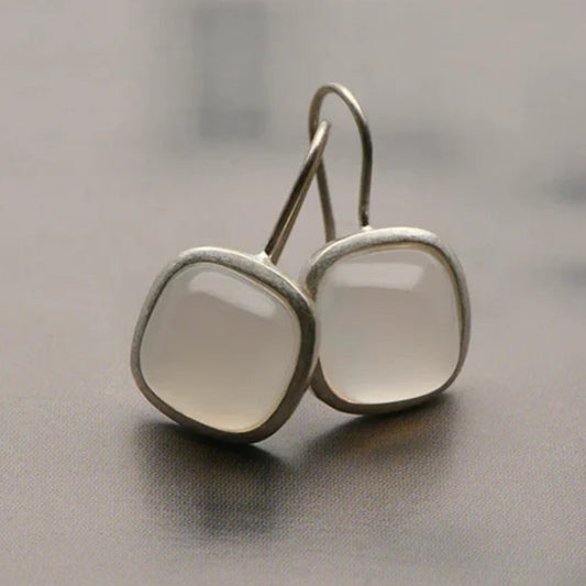 Zeitlose Vintage-Ohrringe mit kubischem Mondkristall