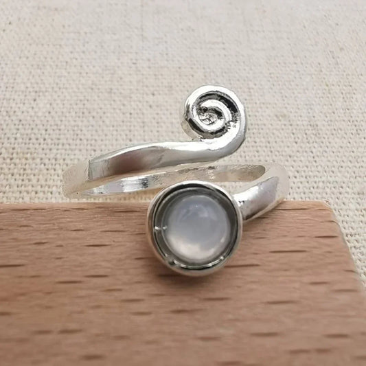 Eleganter spiralförmiger Ring mit nostalgischem Mondstein