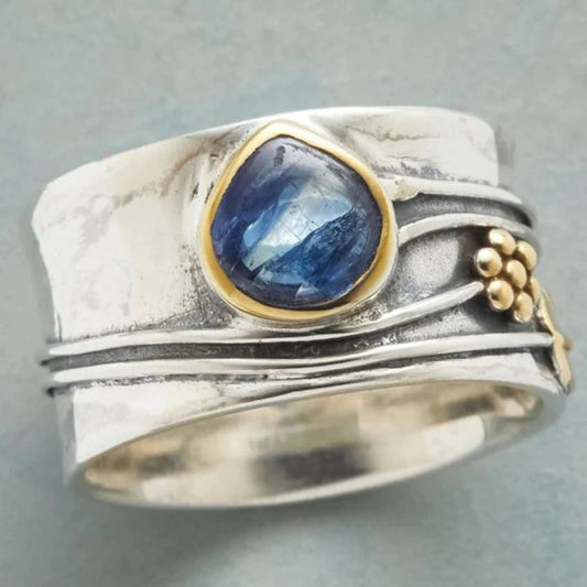 Charmanter Vintage-Ring mit strahlendem blauen Stein