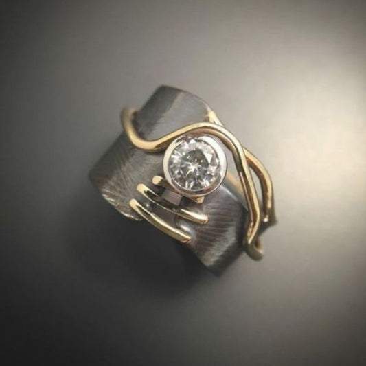 Eleganter Vintage-Ring in Dunkel mit funkelnden Zirkonia-Steinen