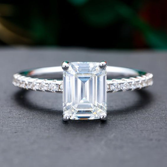 Eleganter Vintage-Ring mit weißem Kristall und funkelnden Silber-Zirkonias