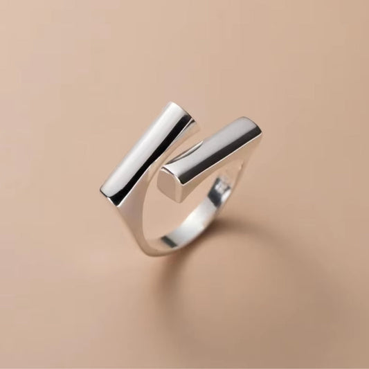 Eleganter geometrischer Ring mit geschmeidigen Borten