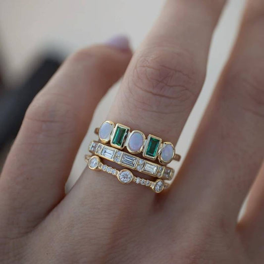 Elegante Vintage-Ringe mit strahlendem weißen und geheimnisvollem grünen Opal