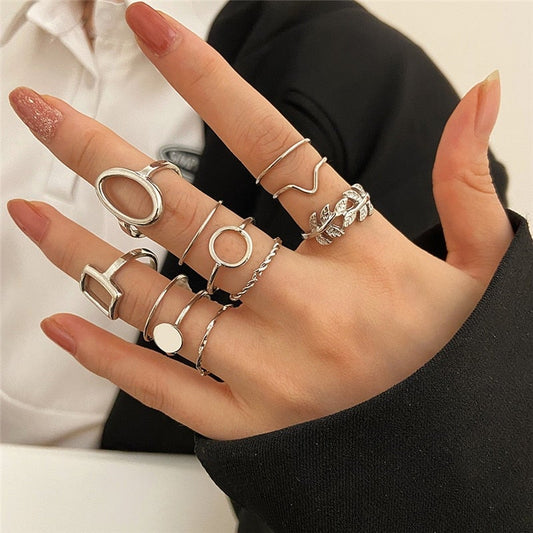 Elegantes Set aus 11 silbernen Ringen