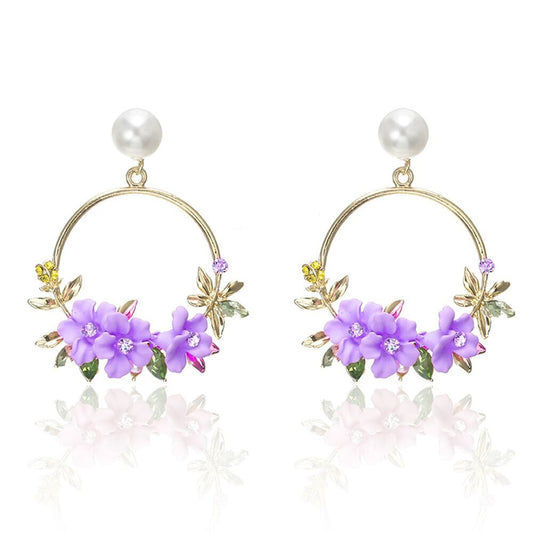 Elegante goldene Ohrringe mit Blumen- und Perlendesign