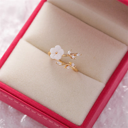 Eleganter verstellbarer Wildflower-Ring in strahlendem Gold