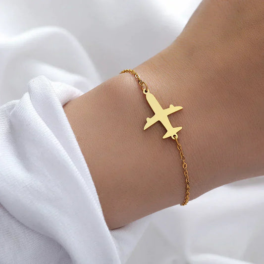 Elegantes Armband in Form eines goldenen Flugzeugs