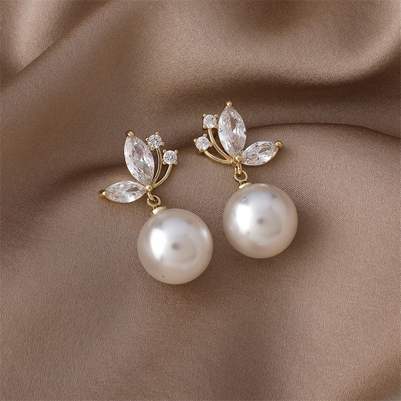 Fascinating earrings with exotic pearls and sparkling gold crystals