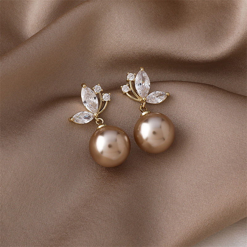 Fascinating earrings with exotic pearls and sparkling gold crystals