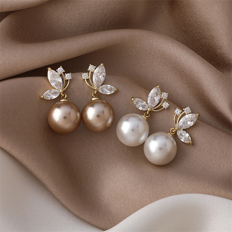 Fascinating earrings with exotic pearls and sparkling gold crystals