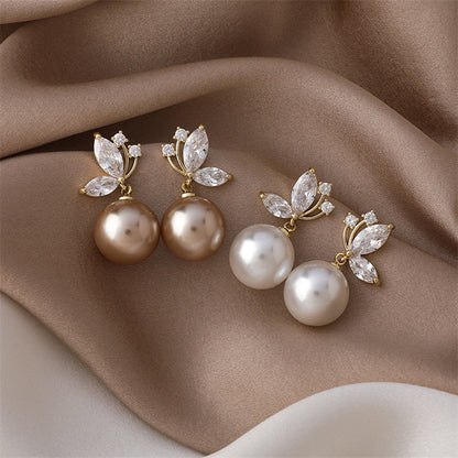 Fascinating earrings with exotic pearls and sparkling gold crystals