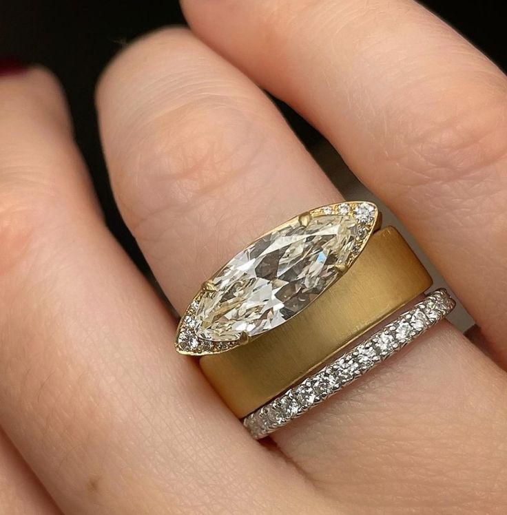 Verziertes Ring-Set in elegantem Goldton mit funkelnden Kristallen und zeitlosen Vintage-Zirkonien