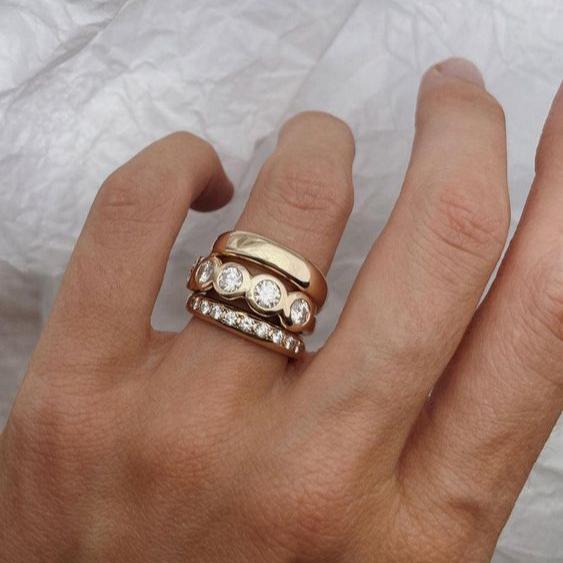 Elegante, handgefertigte Brillantgold-Ringe von Satz