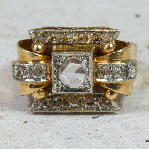 Vintage-inspirierter Ring mit strahlendem weißen Kristall