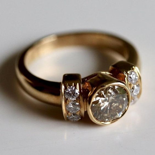 Eleganter Vintage-Ring aus strahlendem Goldmetall, handgeschmiedet für zeitlose Schönheit