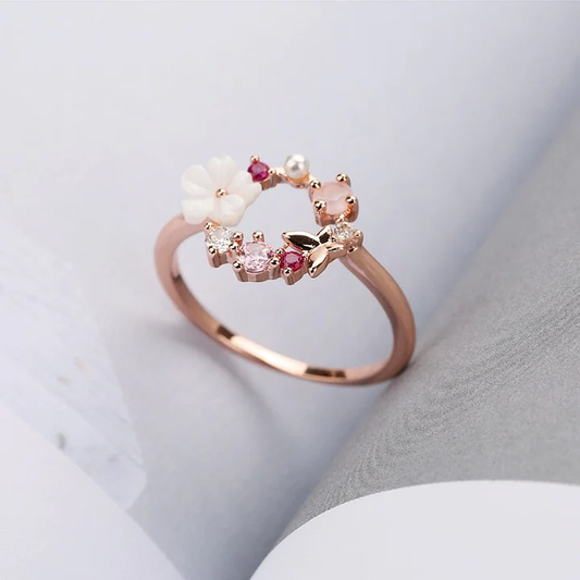 Eleganter Goldring mit zarten rosa Zirkonia-Steinen