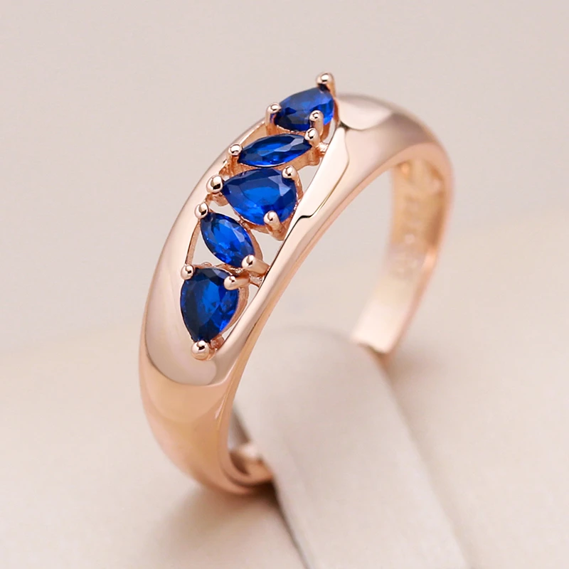 Eleganter Goldring mit funkelndem blauen Zirkon-Einsatz