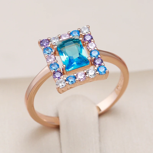 Stylischer Ring mit blauen Zirkonia-Steinen
