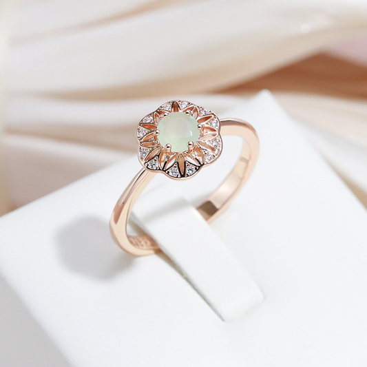 Eleganter Ring mit funkelndem grünem Kristall im stilvollen Design