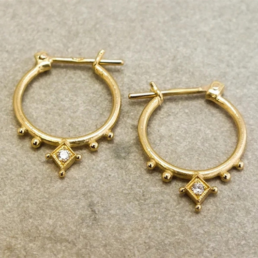 Fascinating Vintage Earrings in Gold with Sparkling Crystals