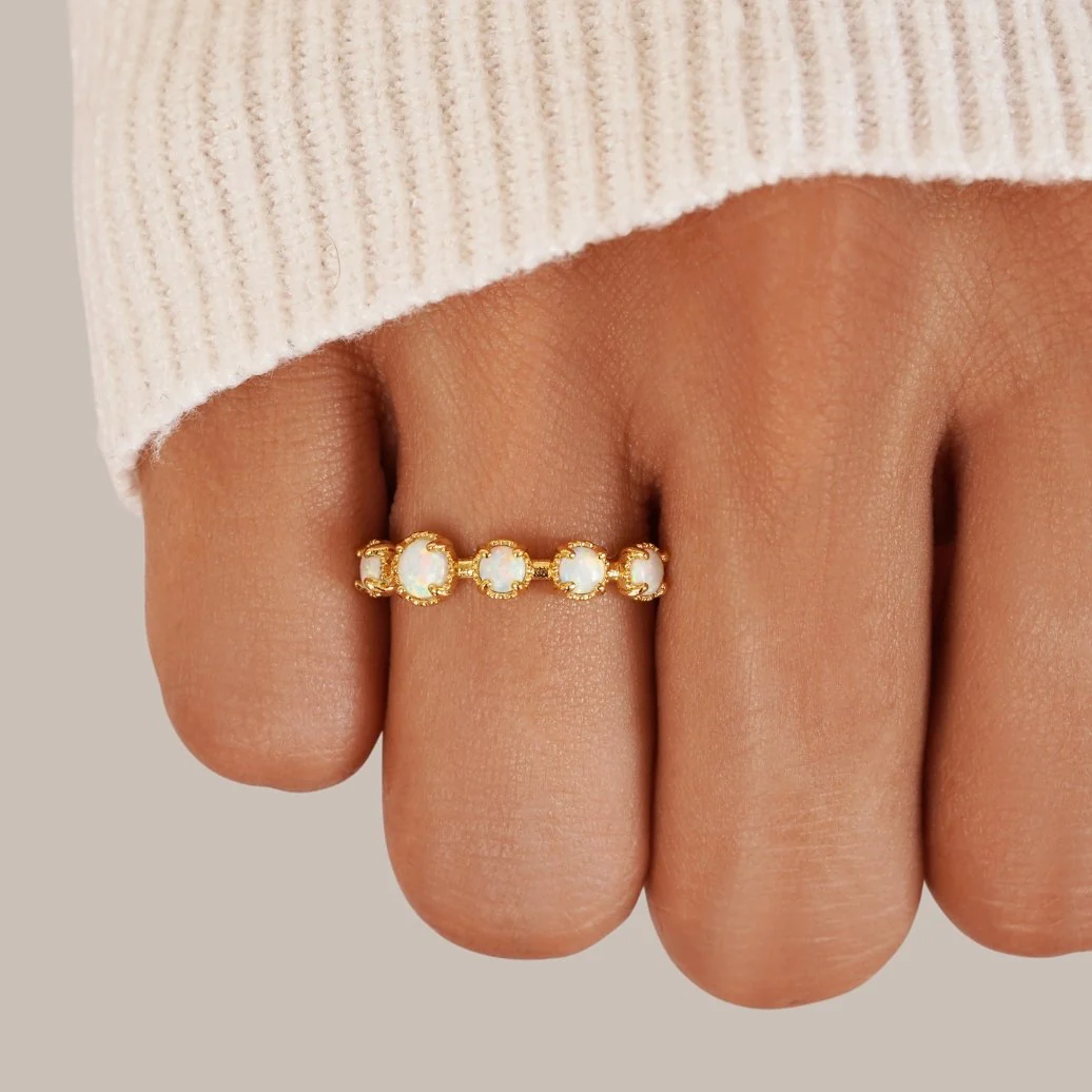 Schimmernder Ring mit strahlendem weißen Opal