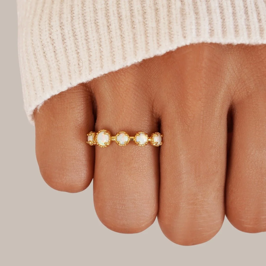 Schimmernder Ring mit strahlendem weißen Opal