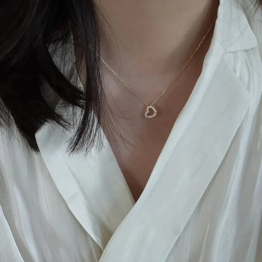 Schicke, funkelnde Herz-Halskette für einen Hauch von Eleganz