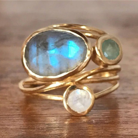 Strahlender goldener Boho-Ring mit funkelnden Kristallen