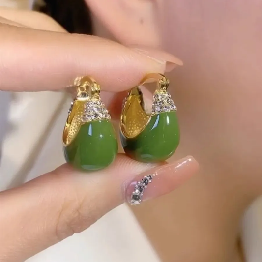 Elegante glänzende Ohrringe im grünen Korbdesign