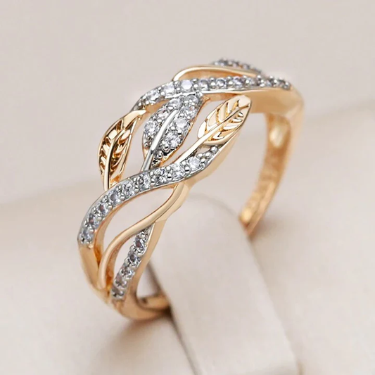 Eleganter Ring mit strahlend leuchtenden Blattmotiven