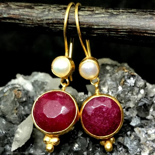 Elegante rote Ohrringe mit Perlen im charmanten Vintage-Gold-Stil