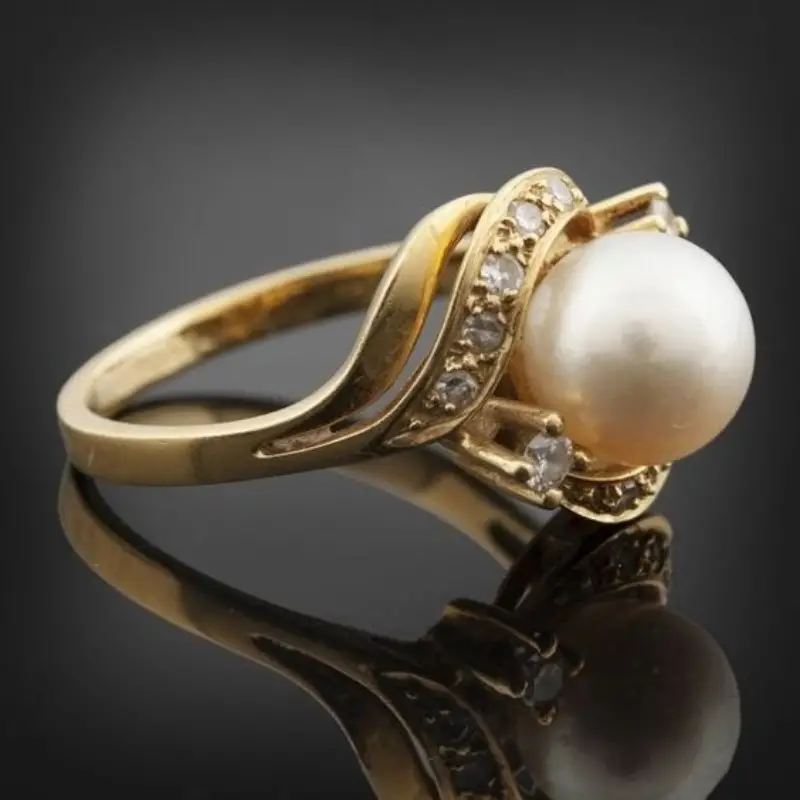 Eleganter Ring mit strahlender Perle und funkelndem Brillanten in edlem Gold